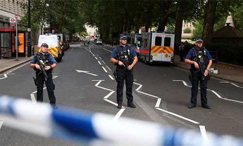 Policías en el lugar del tiroteo Tres heridos en tiroteo en el noroeste de Londres